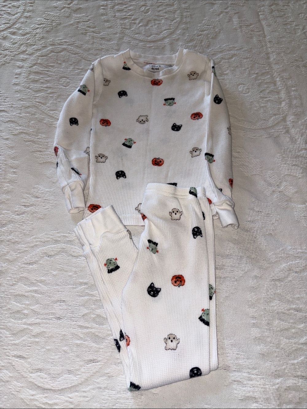Carter’s Kids Unisex White Halloween Print Thermal Pajama Set EUC 4T